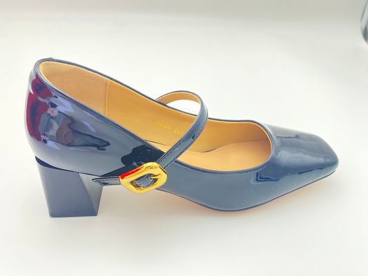 Wanita hitam sepatu hak tinggi dengan cat cat sepatu hak besar dan mental gesper penutupan